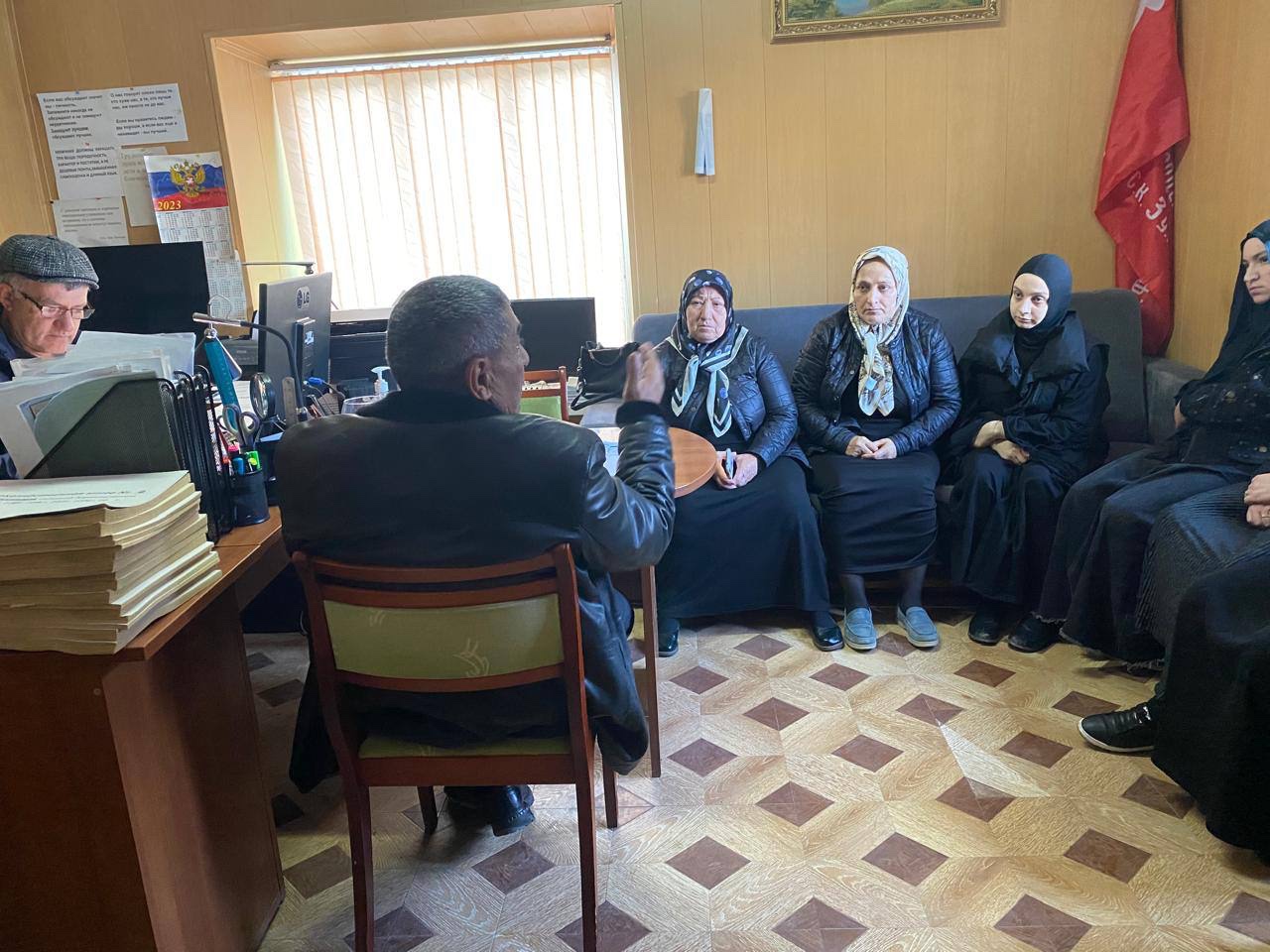 Выездное совещание с директором и зам . главы сельского поселения в сел. Игали с социальными работниками.